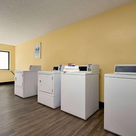 Days Inn By Wyndham Carbondale Eksteriør billede