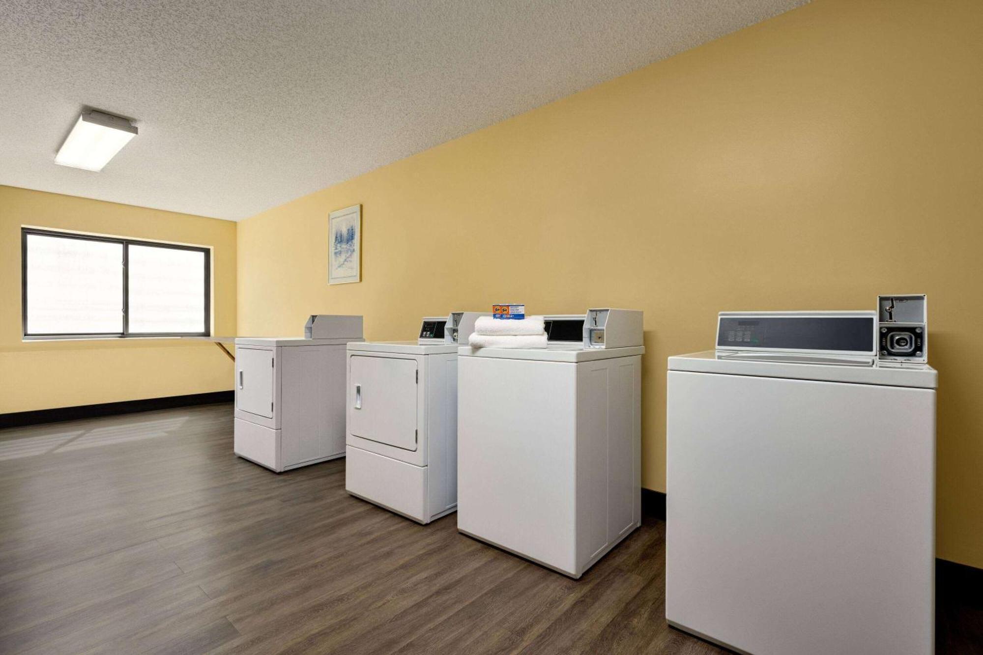 Days Inn By Wyndham Carbondale Eksteriør billede